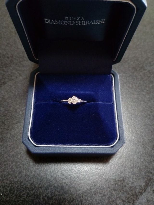 どの角度から光が当たってもキラキラして綺麗です。