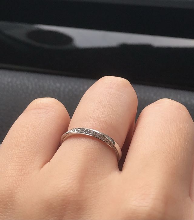 細身のデザインで指を長く見せたい人に人気だと思います。