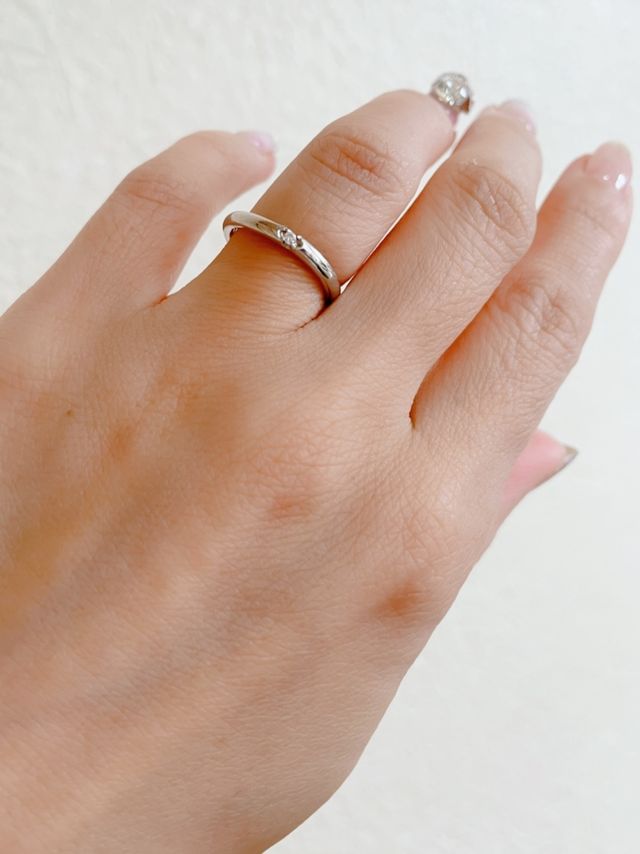 ダイヤのサイドにカットが入っています。