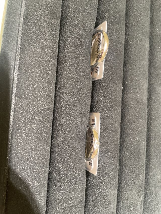 丸みを帯びた王道デザイン。つけ心地、飽きのこないデザイン