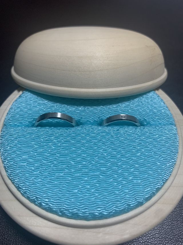 名前は隠していますがペアの結婚指輪です。