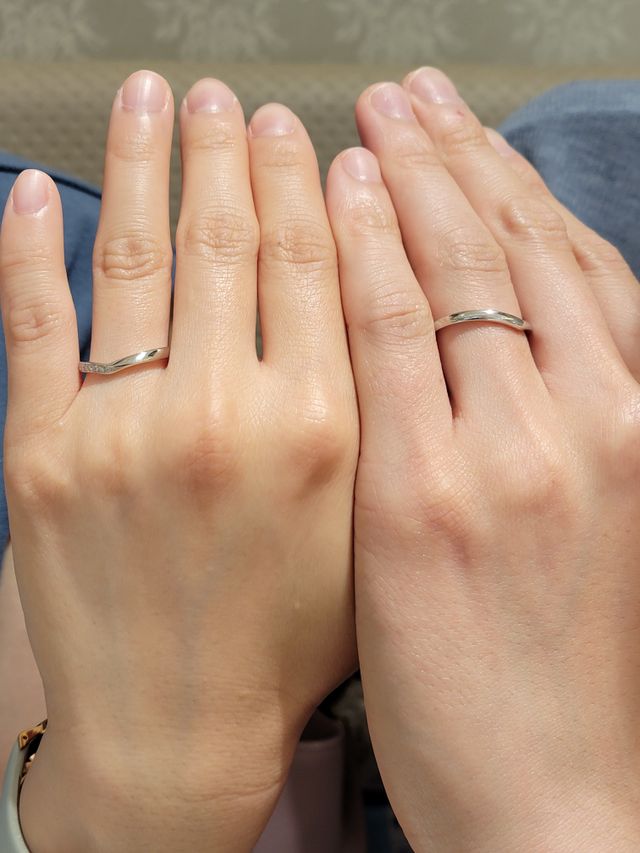 左が女性、右が男性です。