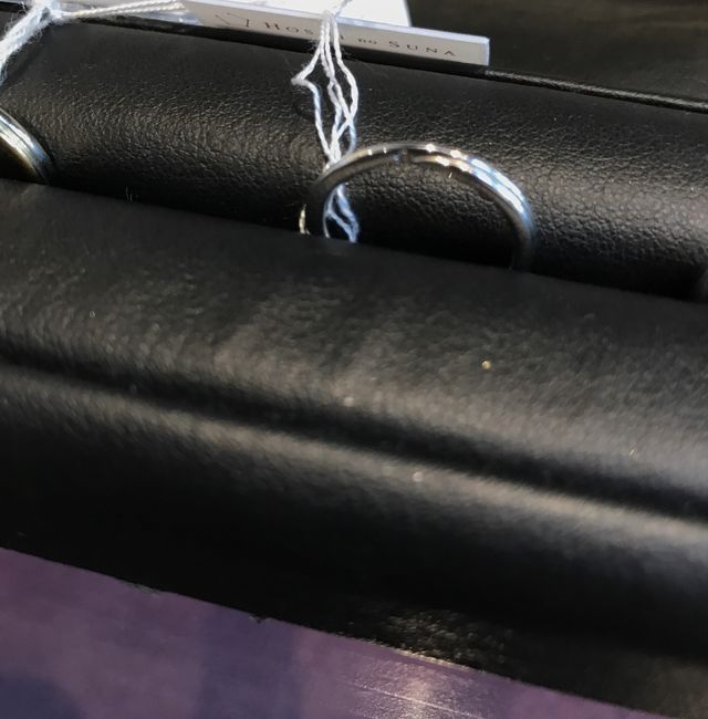 レディース
下側に星のデザインでダイヤモンドが入ります