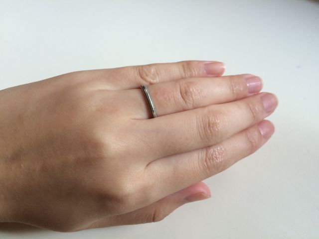 プラチナのシンプルなデザイン。上下に見るが施されております。