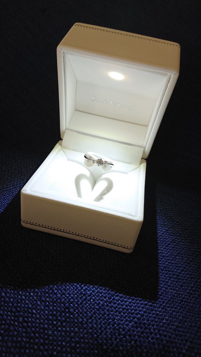 ウェーブしたデザインで指を綺麗に見せてくれます