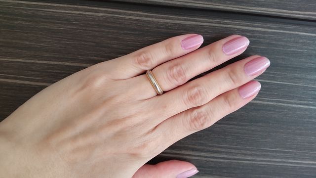 シルバー、ゴールドどちらのアクセサリーにも合います。