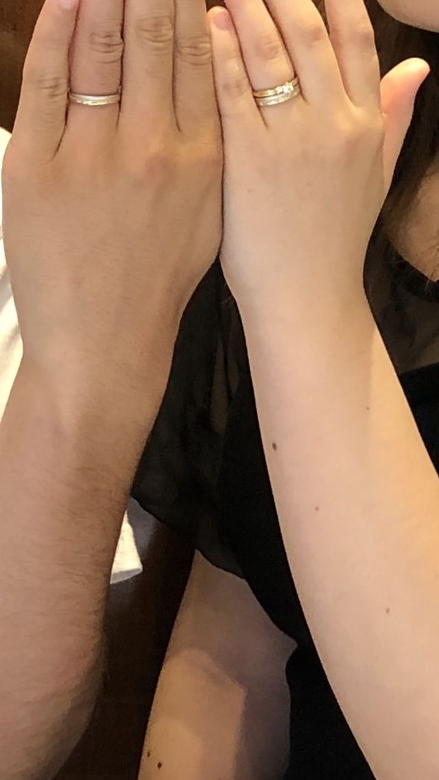 指輪を引き取り時にスタッフの方にとっていただいた写真です。