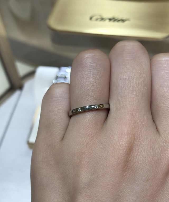 ダイヤ二つでストレート、真ん中にカルティエのロゴ