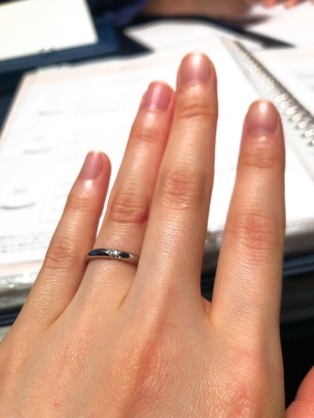 私(新婦)の指輪です。
シンプルなデザインが気に入りました。