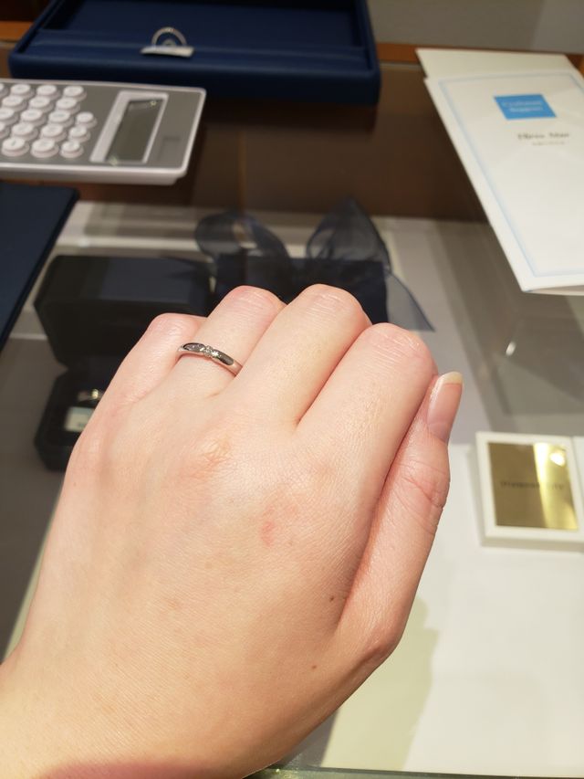 一粒ダイヤの輝きが綺麗婚約指輪と兼用のようなデザインが決め手