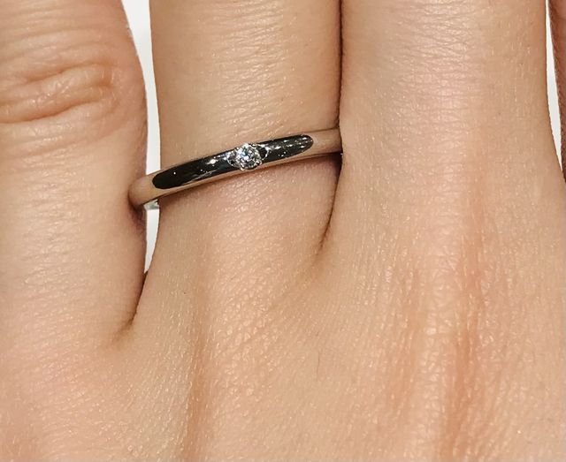 ダイヤが１つ付いています