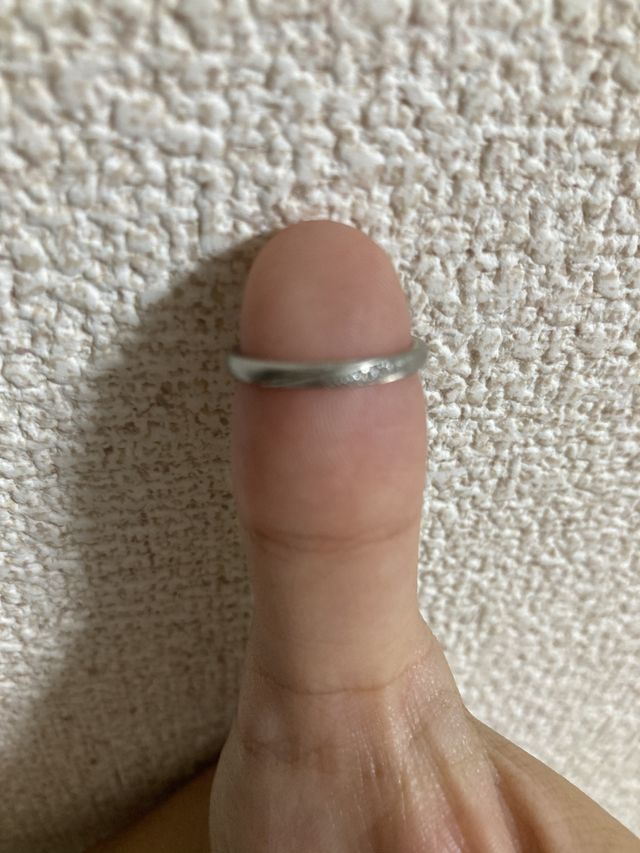 細身のリングにダイヤが散りばめられています