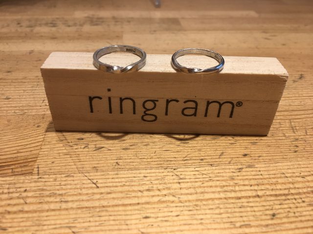 プラチナの指輪でシンプルにひねりをいれてみました！