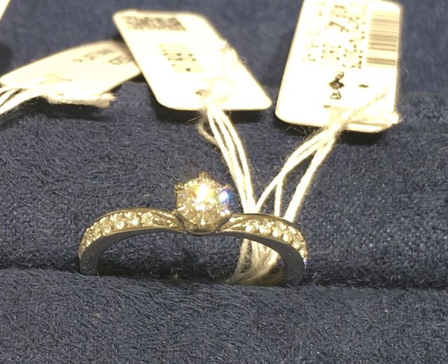 メレダイヤをたくさんあしらった可愛らしい指輪です。