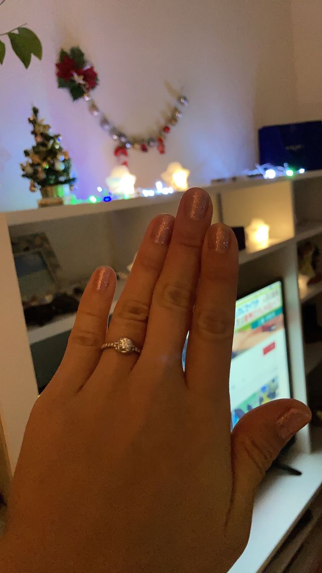 ダイヤが大きく見えるデザインでとてもかわいいです