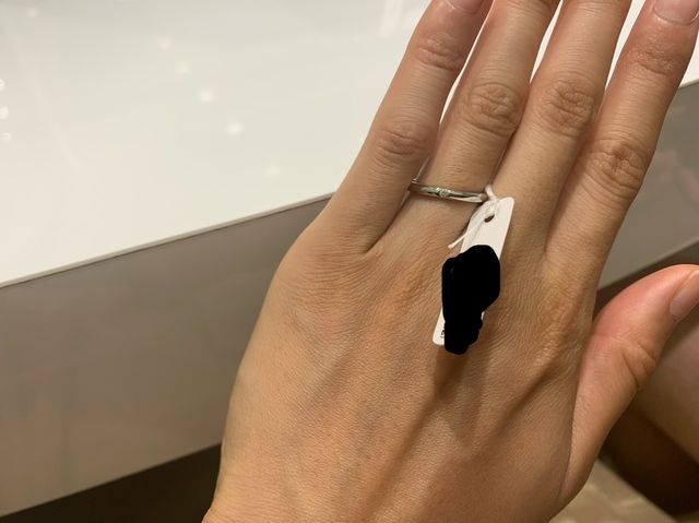 真ん中にダイヤが1つ埋め込まれている