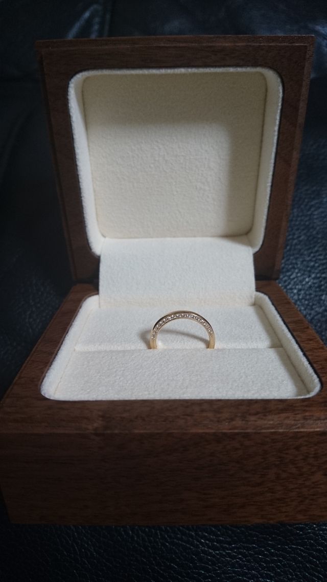 結婚指輪として主人とペアで購入しました。