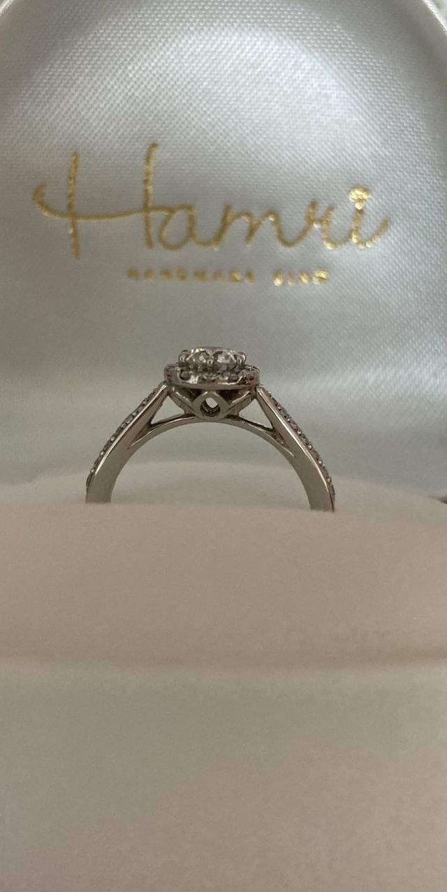 真横からモクレンモチーフの石座。