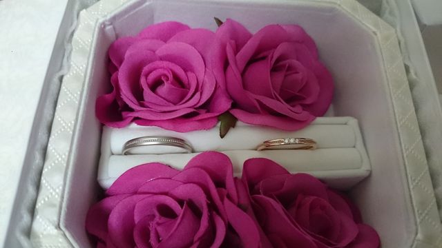 左が私で、右が彼女の指輪です。