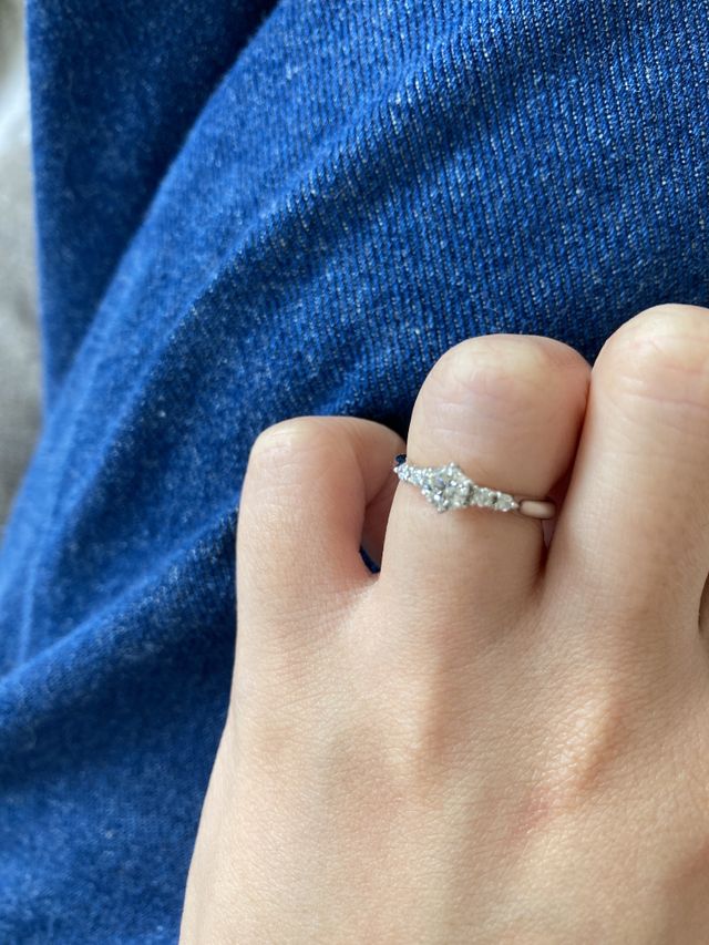 名前に【花】が入っているので、名前にちなんだ婚約指輪にした。