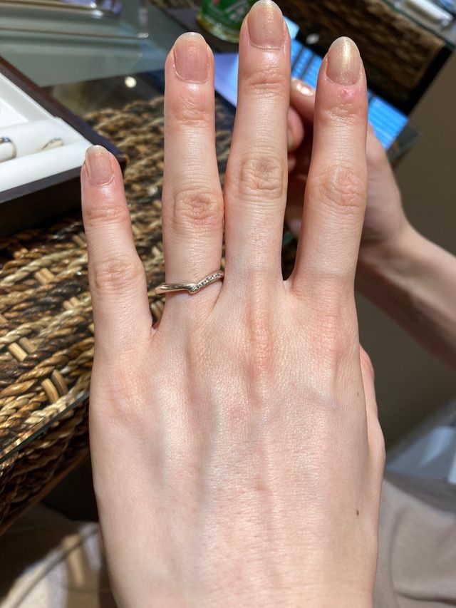 指が綺麗に見えるvの形のデザインの指輪です。
