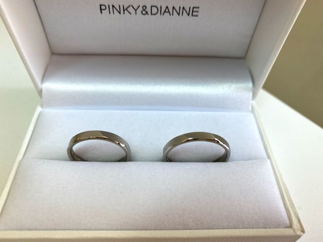 まだ指にはめられていない届いたばかりの指輪