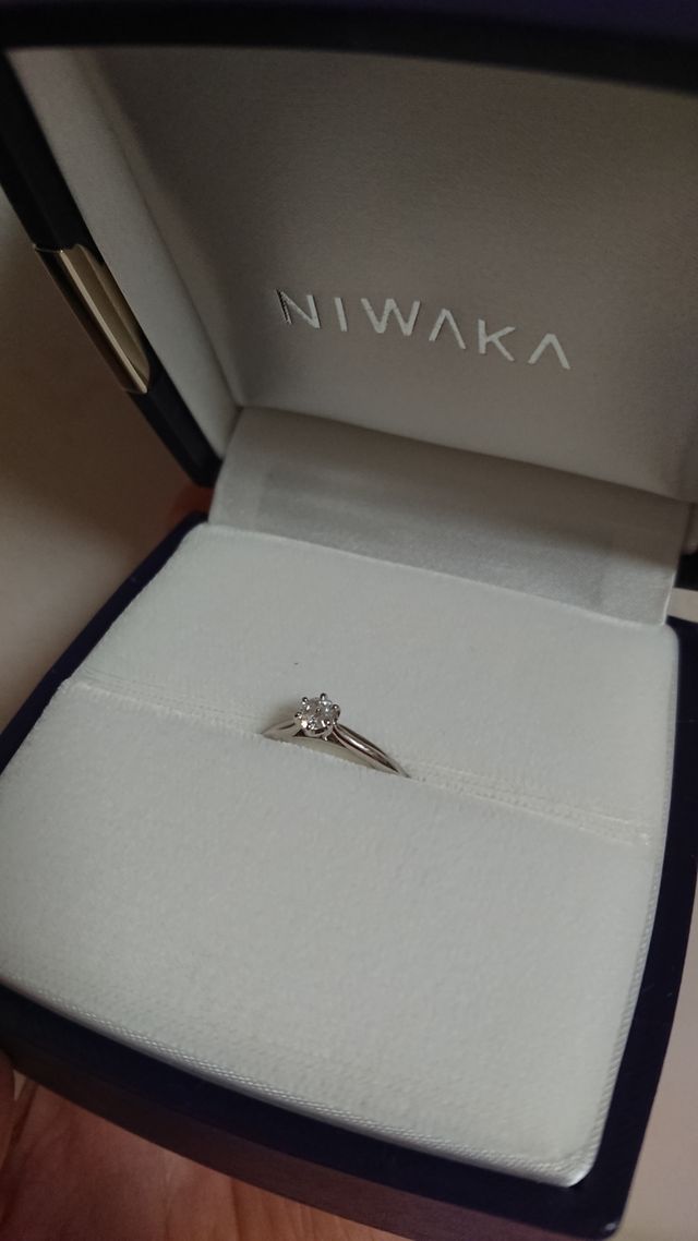 六本爪の一粒ダイヤの指輪です