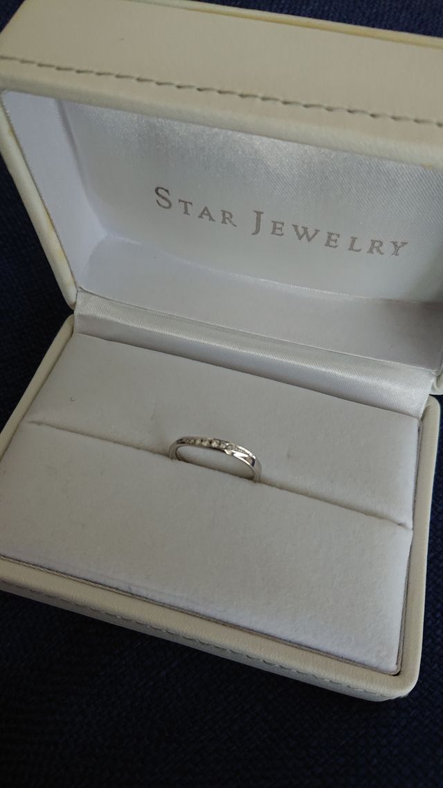 中央にダイヤモンドが埋め込まれています