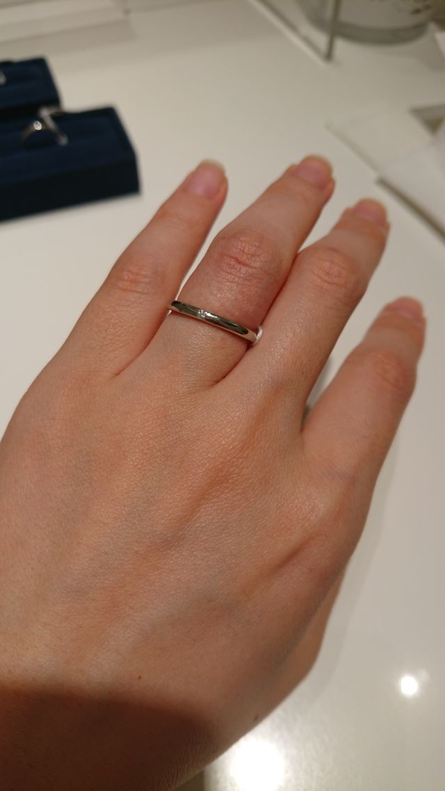 シンプルなプラチナに1粒のダイヤのタイプです。