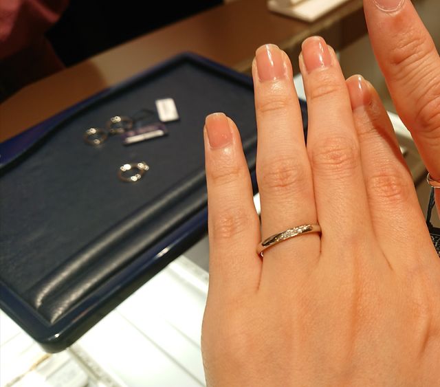 プラチナ素材に斜めにダイヤモンドが入っています。