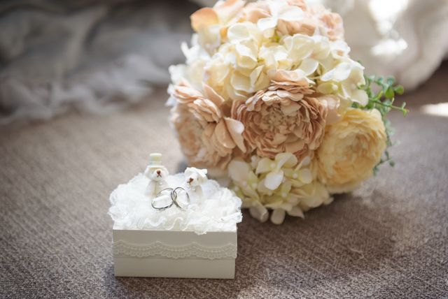 可愛いクマのボックスに指輪を入れていただけます。