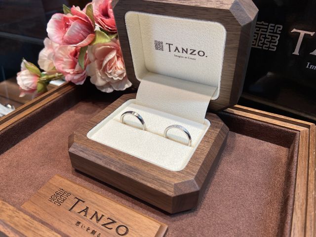 同じデザインで、面加工はヘアラインとスターダスト