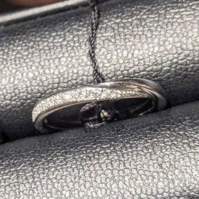 ダイヤモンドがたくさん付いていて、キラキラと輝きが綺麗です。