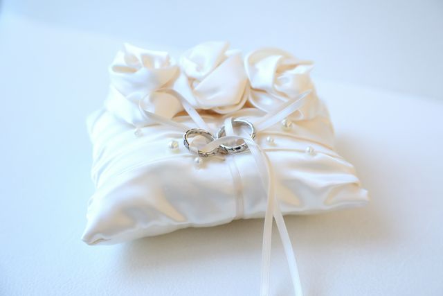 結婚式でリングピローにのせて撮ってもらった写真