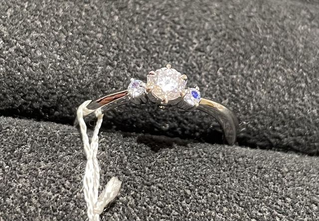 左右の石をブルーサファイアにしてもらう予定です。