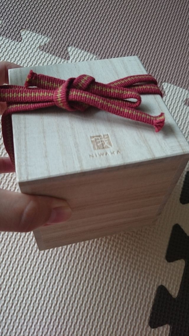 桐の箱に入れて頂けます。和を感じることが出来る素敵な箱です。