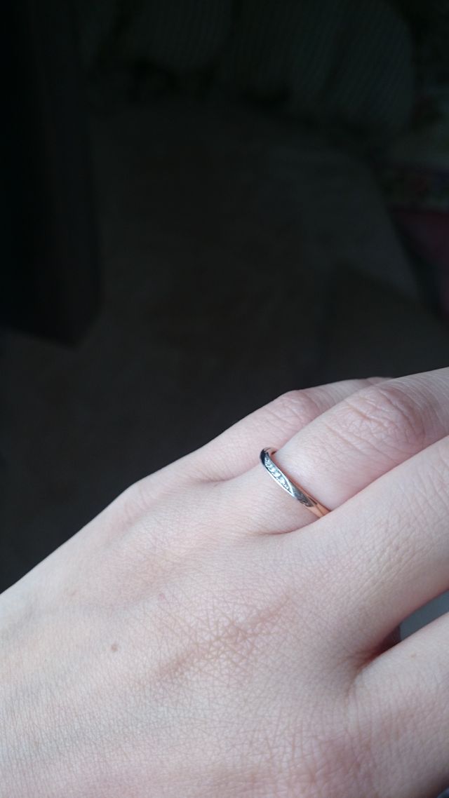 細身で、ピンクゴールドとプラチナの指輪です。