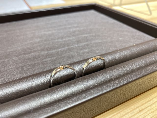出来立ての指輪です。
お互いのリングを作り合いました。