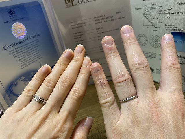 婚約指輪と結婚指輪を重ねてつけています