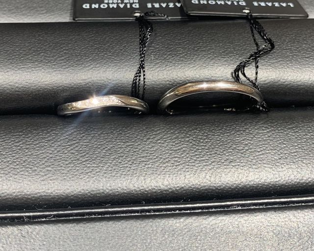 ダイヤモンドが5石入った結婚指輪です。