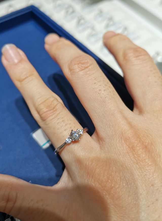 お気に入りの枠の上にダイヤのサイズを変えて載せてもらえます！