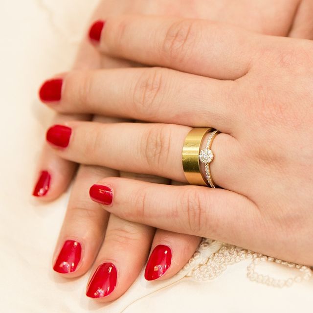 今は結婚指輪と重ね付けしています