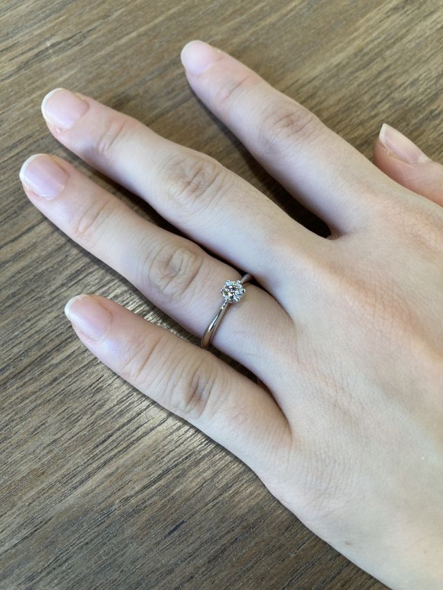 指輪をつけている写真です。