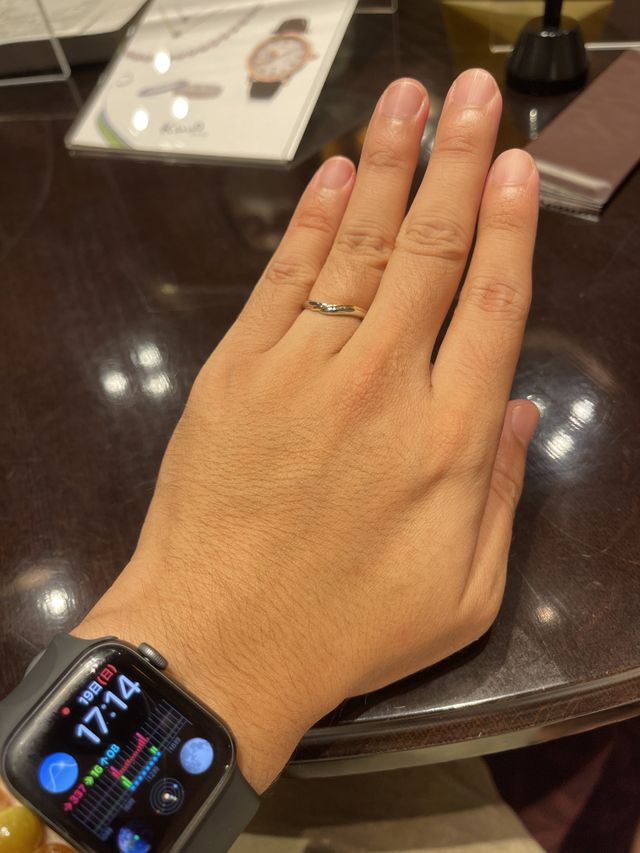 新婦です。手が小さめで細身です。12号でピッタリです。