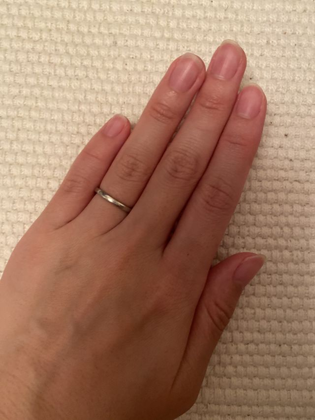 シンプルなデザインです。
くぼみがあり、指が綺麗に見えます