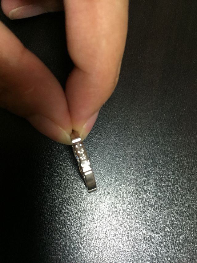 小さめのダイヤが4粒並んでいます。