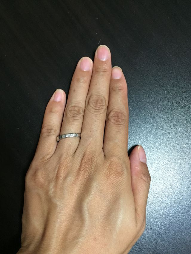 左手薬指にいつもはめているCartierの結婚指輪