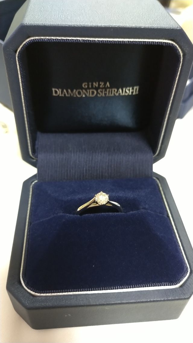 紺色の指輪ケースに入ってました。