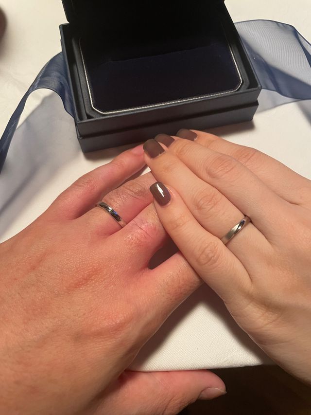 新婦側も石はつけずに、全く同じペアリングにしました。