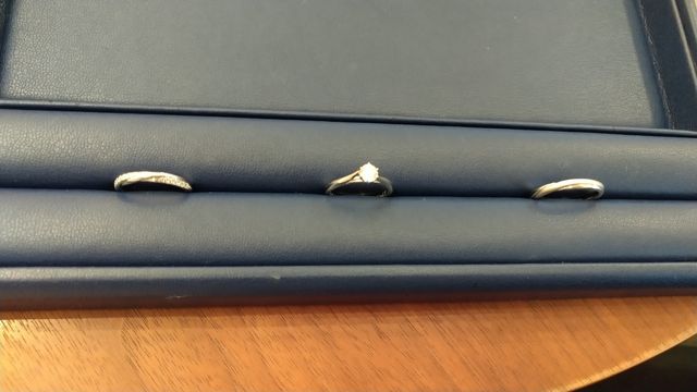 左端が女性用のメレダイヤ付き、右端が男性用。